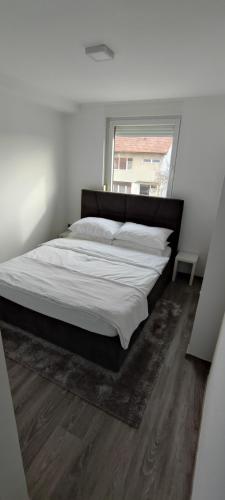 1 cama grande en un dormitorio con ventana en Perfect Place 33, en Varaždin