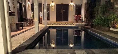 Бассейн в Khrisna Sunrise Homestay Tulamben или поблизости