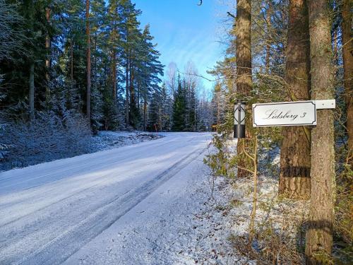a sign for a road in the woods at Lidsbergs torp i Ölme från år 1910 Ett eget mysigt torp med kakelugn, lågt i tak, sovrum med dubbelsäng och 2 enkelsängar på loft med snedtak bäddsoffa i v-rum trädgård med gasgrill in Kristinehamn