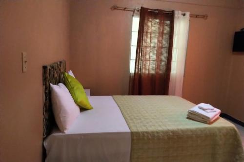 1 dormitorio con cama y ventana en Unity Villa one bedroom apartment with, cable, park wifi,near beach, en Montego Bay