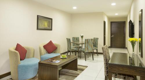  Gateway Hotel -  Room  picture :   Tea/Coffee maker    Shower    Bath                           