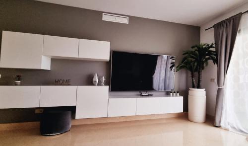 ベナアビスにあるCapanes del golfのリビングルーム(テレビ、白いキャビネット付)