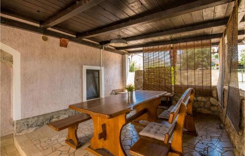 2 Bedroom Gorgeous Home In Malinska Dubasnica