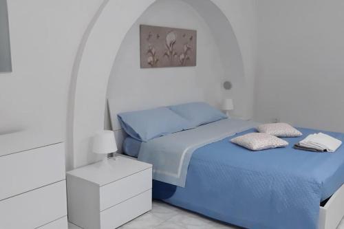 - Dormitorio blanco con 2 camas una mesita de noche en Appartamento con incantevole panorama: Chieti alta en Chieti