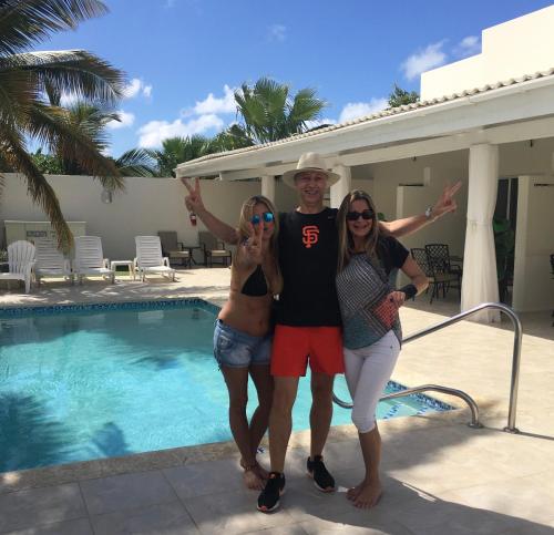 Επισκέπτες που μένουν στο Yoyita Suites Aruba Villa