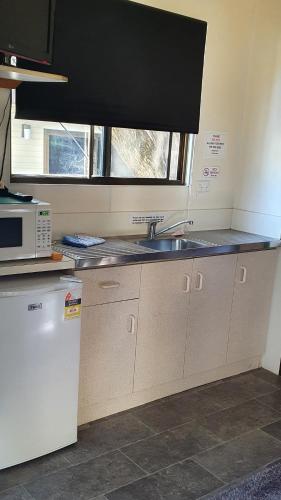Dapur atau dapur kecil di Batemans Bay Holiday Park & Hostel