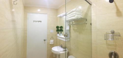Ένα μπάνιο στο Yoyita Suites Aruba Villa