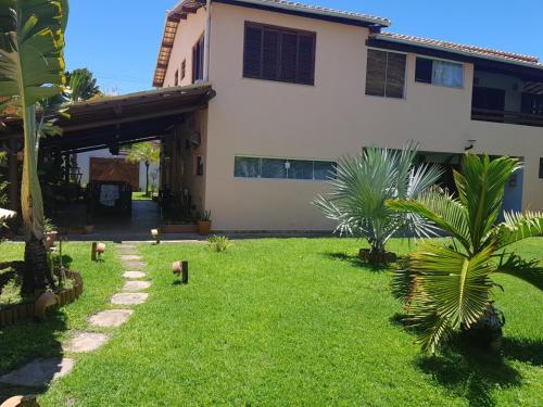 un cortile di fronte a una casa con palme di B&B Villa Borromeo a Salvador