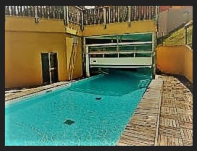 une piscine d'eau bleue vide dans un bâtiment dans l'établissement Appartement 4/6 pers 38m2, vue montagne, piscine chauffée, 500m centre ville, à Cauterets