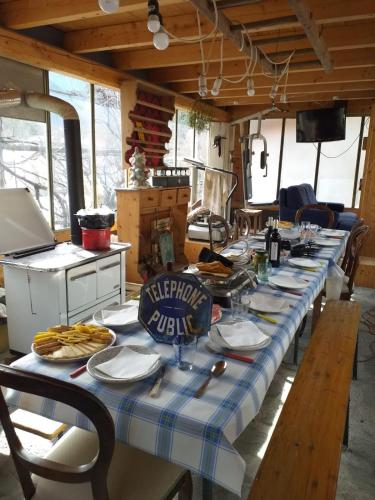 une longue table avec des assiettes de nourriture dans l'établissement La vieille maison Biselli, à Tende
