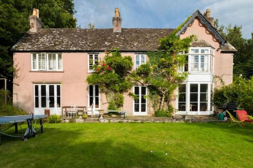 Κήπος έξω από το Brecon Beacons Old Vicarage, stunning garden & views