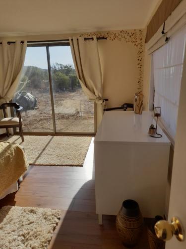 um quarto com uma janela com vista para uma zebra em Entre tizones y brujos ( cabaña Maggie) em Olmué