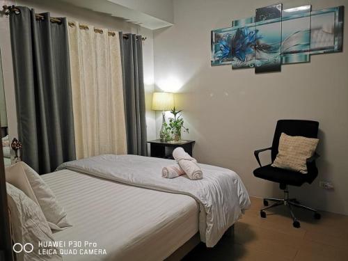 - une chambre avec un lit, un bureau et une chaise dans l'établissement Staycation Condotel @150newport pasay city, à Manille