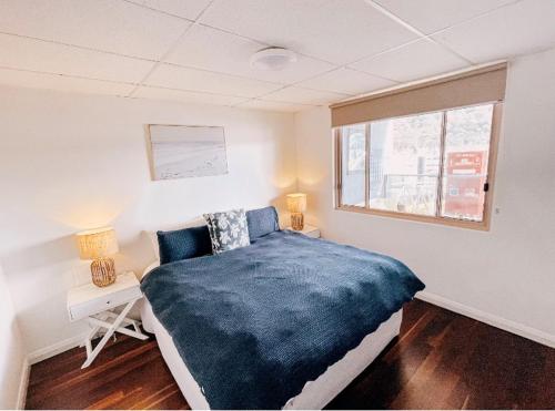 ein Schlafzimmer mit einem großen Bett und einem Fenster in der Unterkunft Oasis on the Hawkesbury - Water Views in Brooklyn