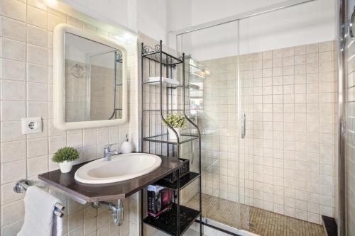 Apartamento Sa Mesquida 9 في Cala Llonga: حمام مع حوض ومرآة