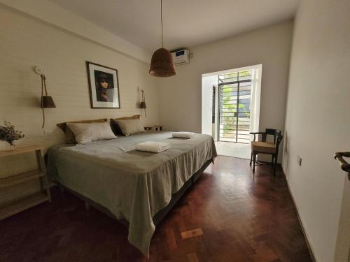 um quarto com uma cama e uma janela em Casa Villanueva em Mendoza