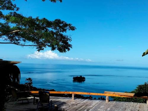 - une vue sur l'océan depuis la terrasse dans l'établissement L'Auberge Polynésienne, à Tevaitoa