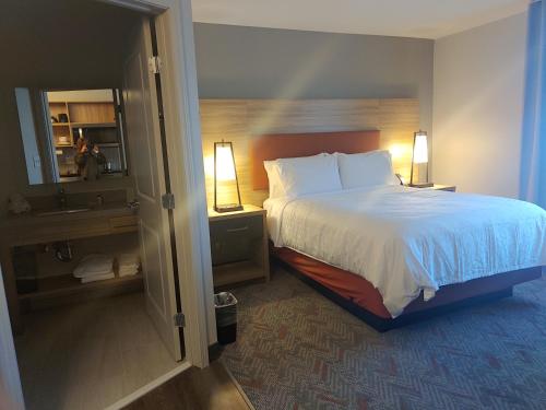 Säng eller sängar i ett rum på Candlewood Suites - Columbia, an IHG Hotel