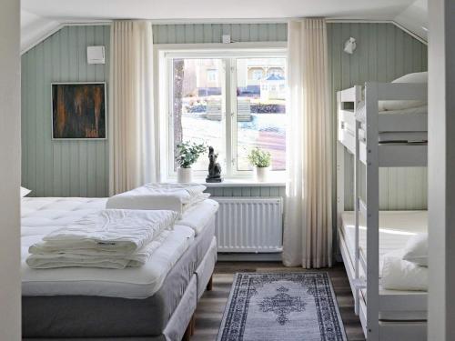 1 Schlafzimmer mit 2 Betten und einem Fenster in der Unterkunft Holiday home UNNARYD IV in Unnaryd