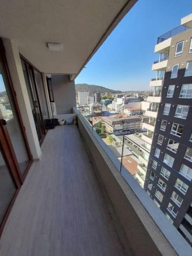 uma varanda de um edifício com vista para uma cidade em Edifico claro solar piso 16 em Temuco
