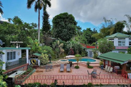 una casa con piscina y patio en Pancho's Paradise - Rainforest Guesthouse with Pool, Gazebo and View, en Canovanas
