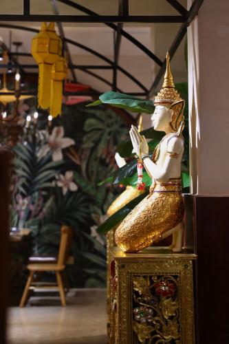 a statue of a woman sitting on a table at Yangshuo Lisa Boutique Hotel in Yangshuo