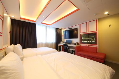 Tempat tidur dalam kamar di Moonbay Hotel