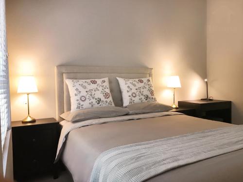a bedroom with a large bed with two lamps at Perfect Apt near UCLA w Parking Gym Pool WIFI in Westwood B3 in Los Angeles