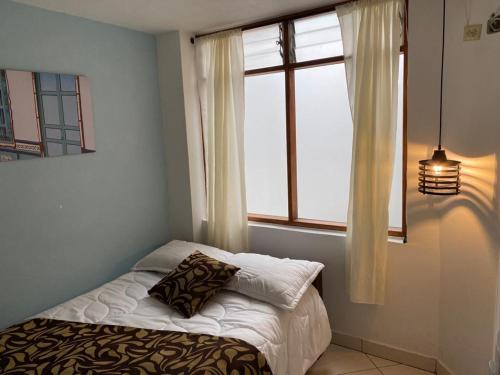 Hostel-Affordable rooms with private bathroom San Juan guatapé tesisinde bir odada yatak veya yataklar