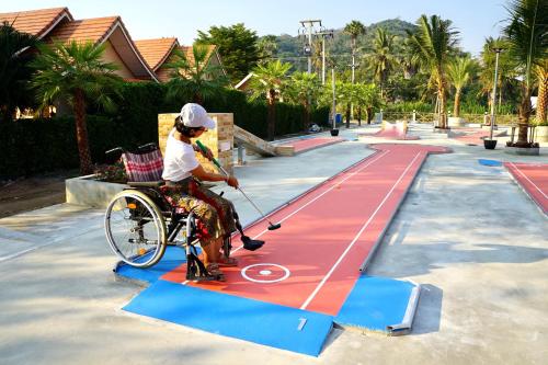 a person in a wheelchair playing a game on a track at Chang Noi Hua Hin Pranburi fully accessible barrierefrei resort in Ban Nong Sua