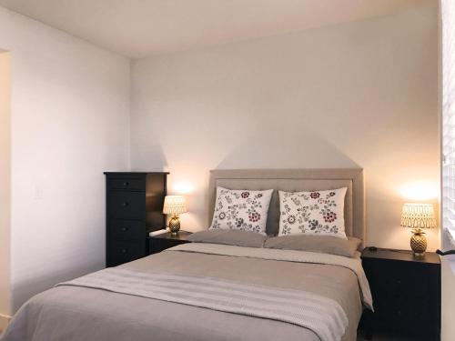 a bedroom with a bed with two night stands and two lamps at Perfect Apt near UCLA w Parking Gym Pool WIFI in Westwood B3 in Los Angeles