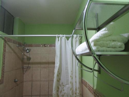 e bagno con doccia e tenda bianca. di jazmines point a Lima