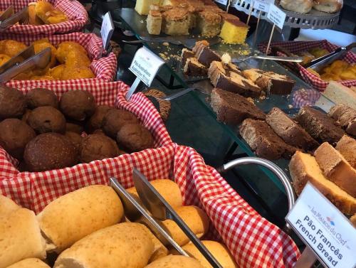 a display of different types of bread and pastries at Gran Lençóis Flat Barreirinhas APT 510 in Barreirinhas