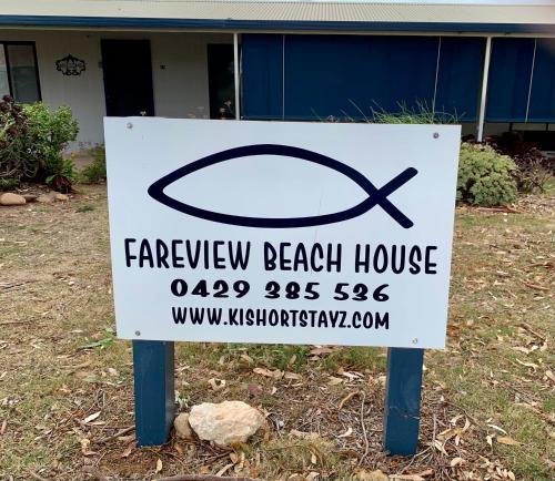Un certificado, premio, letrero u otro documento en Fareview Beach House