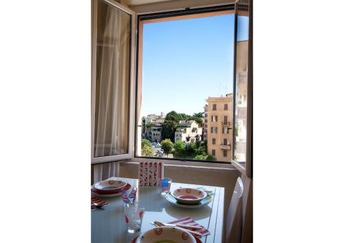 ローマにあるSophie's Choice 2の窓の見える部屋のテーブル