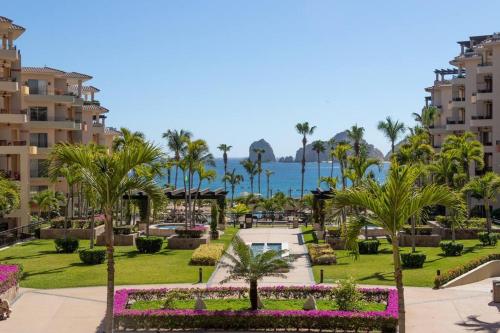 - Vistas a un complejo con palmeras y al océano en Beachfront Resort Living at Villa La Estancia, en Cabo San Lucas