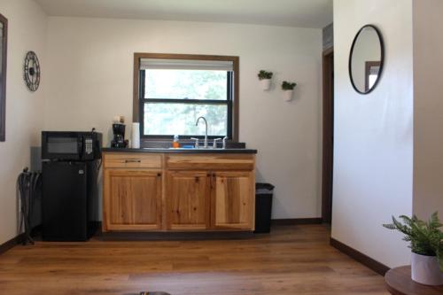 拉皮德城的住宿－Cabin 5 at Horse Creek Resort，厨房设有水槽和窗户。