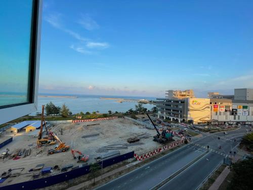 un chantier de construction avec des équipements de construction dans une ville dans l'établissement Maryam’s House (Lovely Seaview apartment ), à Kuala Terengganu