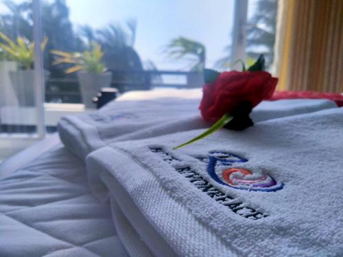 a rose sitting on top of a bed at Bivon Reach in Uswetakeiyawa