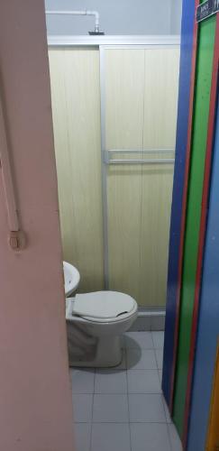 a bathroom with a toilet in a stall at Palma de Cera Hostal in Salento