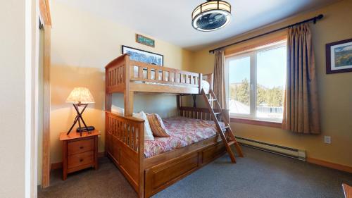 Lova arba lovos apgyvendinimo įstaigoje Juniper Springs Lodge #539 Condo
