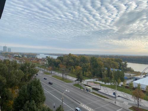 uma vista para uma cidade com uma estrada e um rio em Шикарный вид на Днепр em Dnipro