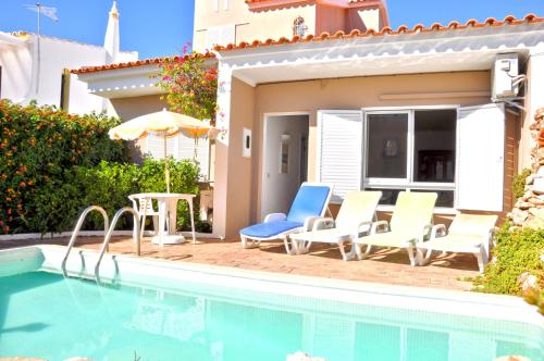 Stylish and well-equipped, private pool, close to amenities, free AC and Wifi
