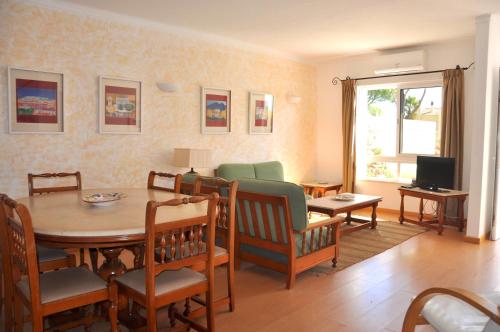 Stylish and well-equipped, private pool, close to amenities, free AC and Wifi