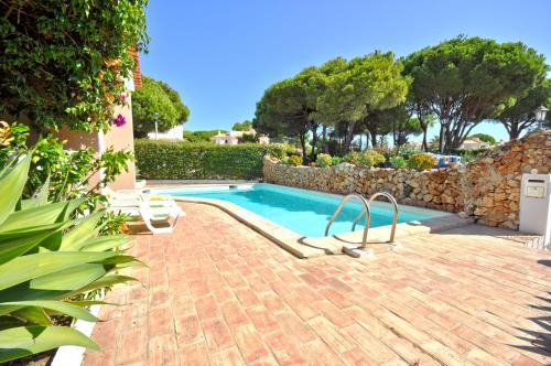 Stylish and well-equipped, private pool, close to amenities, free AC Wifi