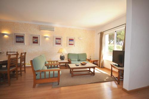 Stylish and well-equipped, private pool, close to amenities, free AC Wifi
