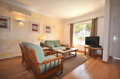 Stylish and well-equipped, private pool, close to amenities, free AC Wifi