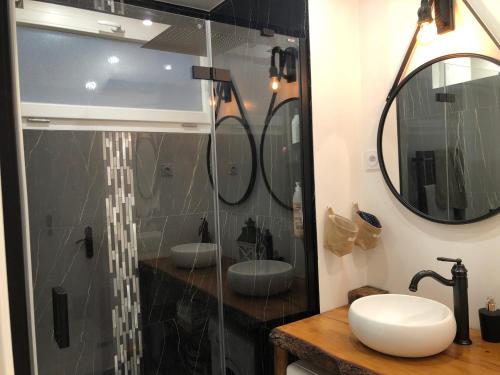 un bagno con due lavandini e una doccia con specchi di PARIS SWEET DREAM a Parigi