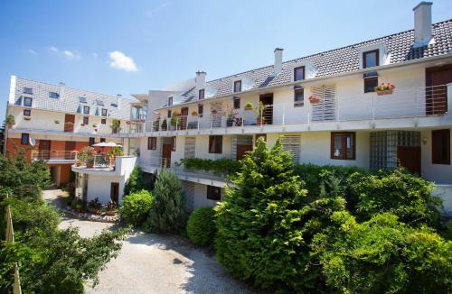 un condominio con cortile con piante e alberi di Feng Shui Wellness Apartmanház Hévíz a Hévíz