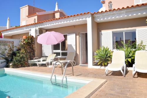 Stylish well-equipped, private pool, close to amenities, free AC Wifi